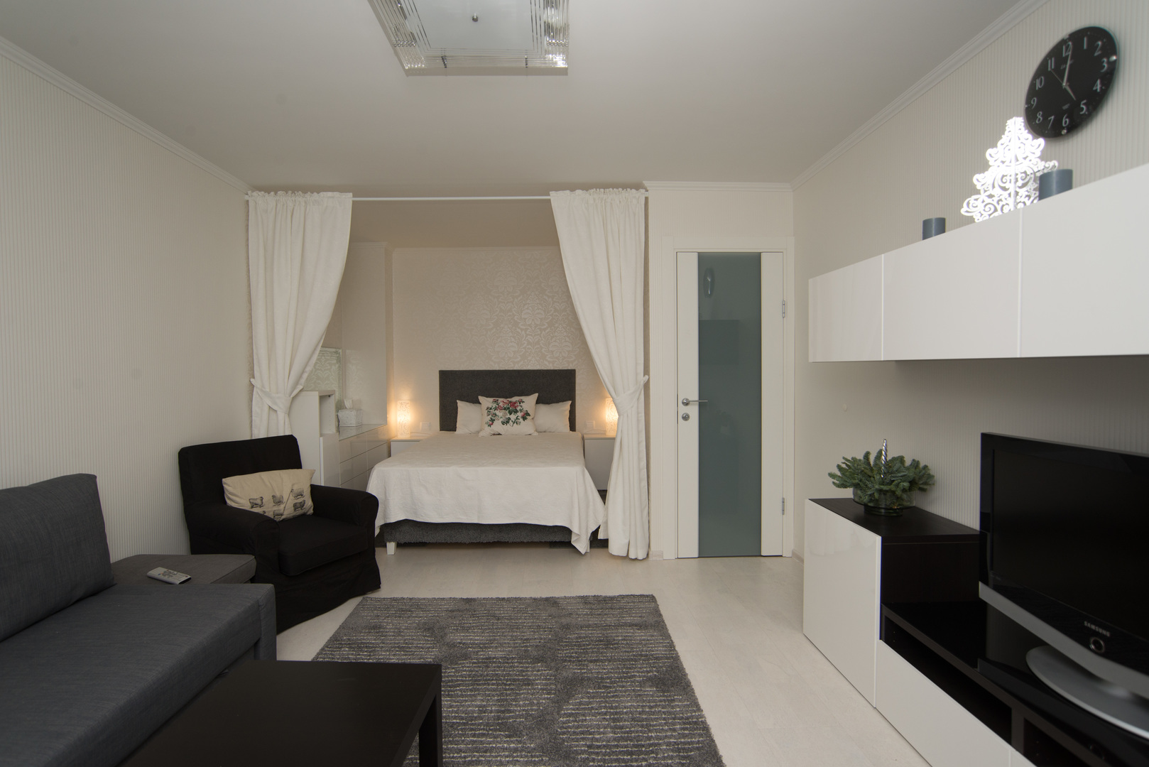 современный дизайн гостиной с кроватью