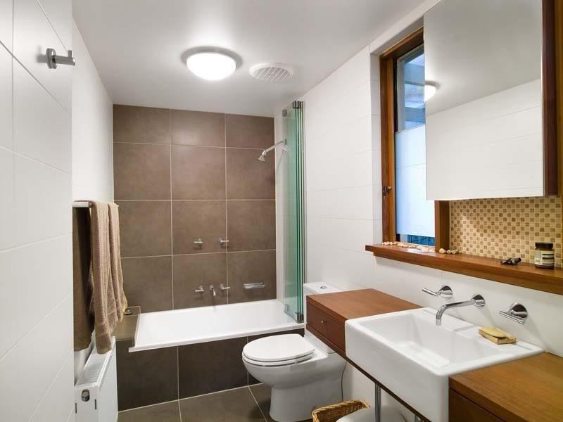 Дизайн узкой ванной комнаты: особенности обустройства и выбор сантехники - 31 фото