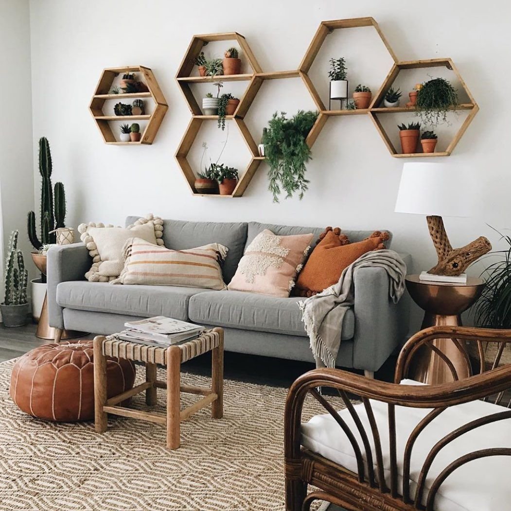 Как оформить стену в гостиной над диваном: 15 красивых идей