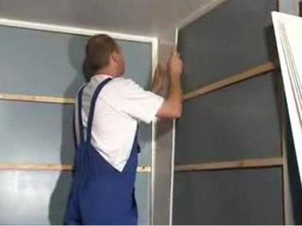 Как правильно крепить стеновые панели пвх на стены своими руками