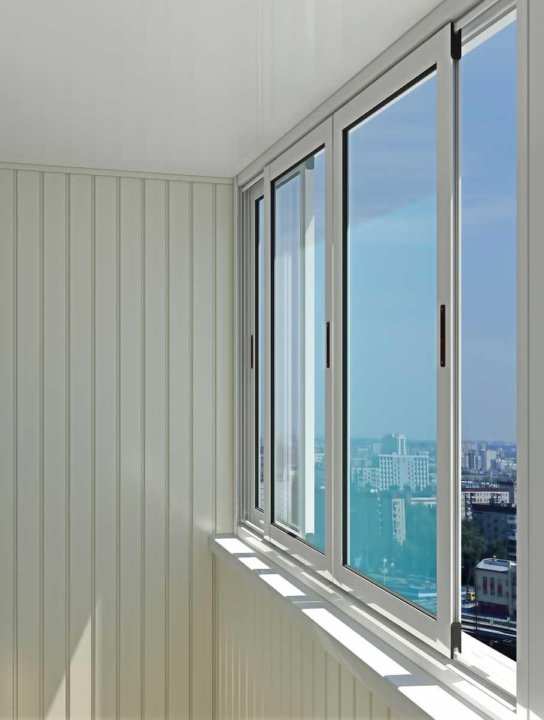 Какие окна лучше ставить на балконе пластиковые или алюминиевые?