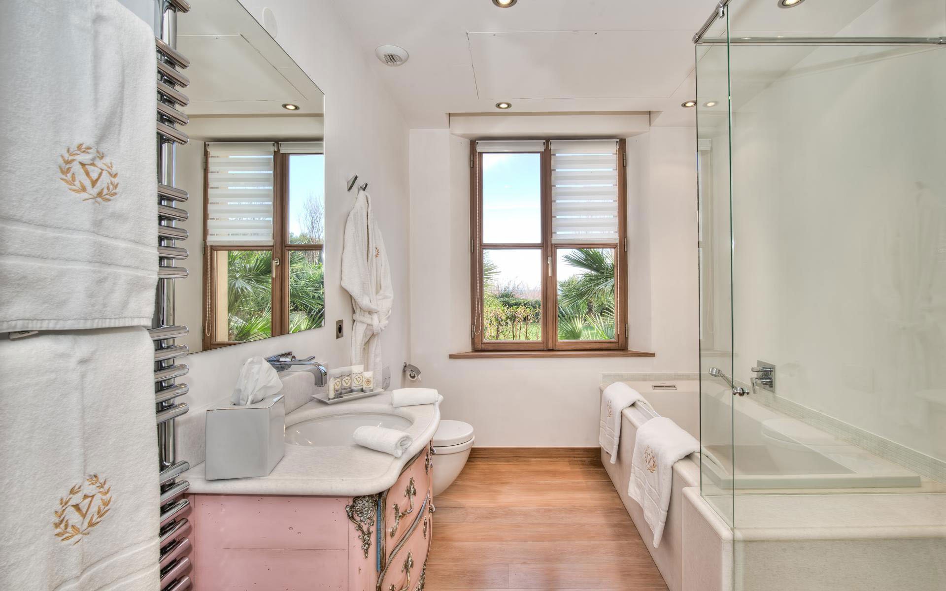 Интерьер ванны с окном: 100 фото красивых идей оформления