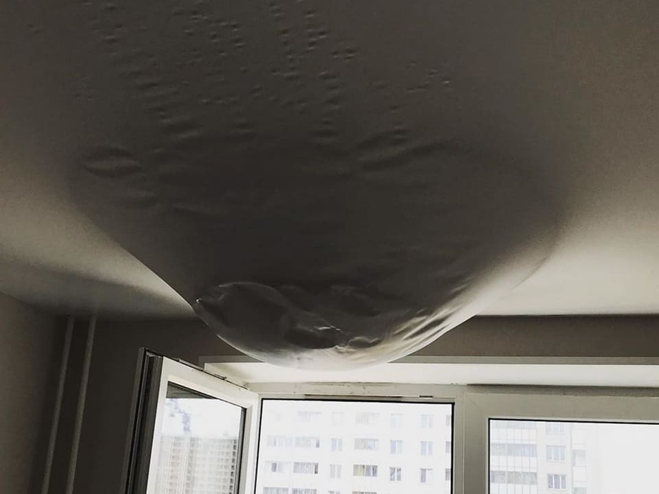 Как слить воду с натяжного потолка самому: пошаговая фото и видео инструкция