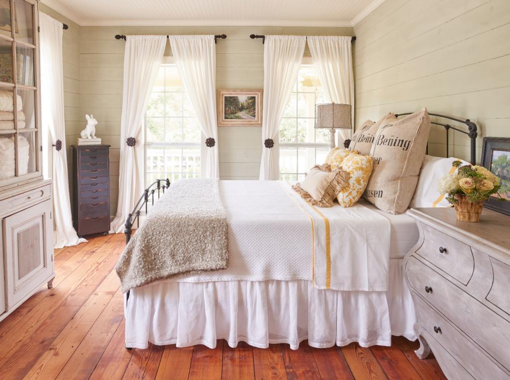 Уютная спальня в деревенском стиле: 4 дизайнерских черты