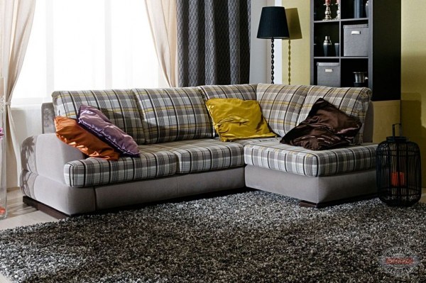 Как расположить диван в гостиной