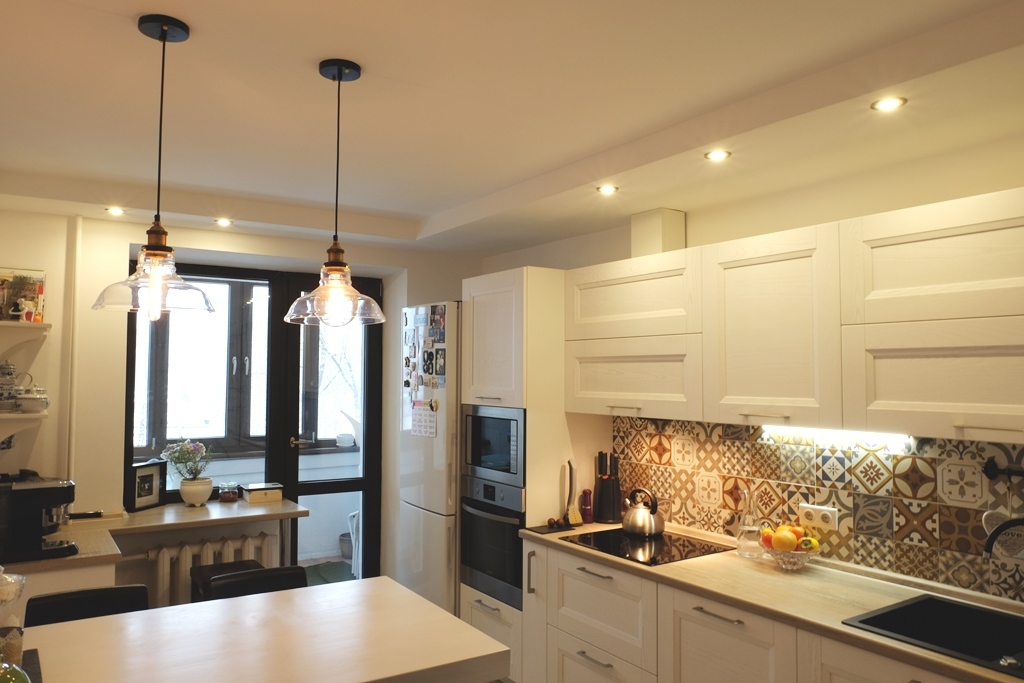 Натяжные потолки на кухне: варианты дизайна, фото
