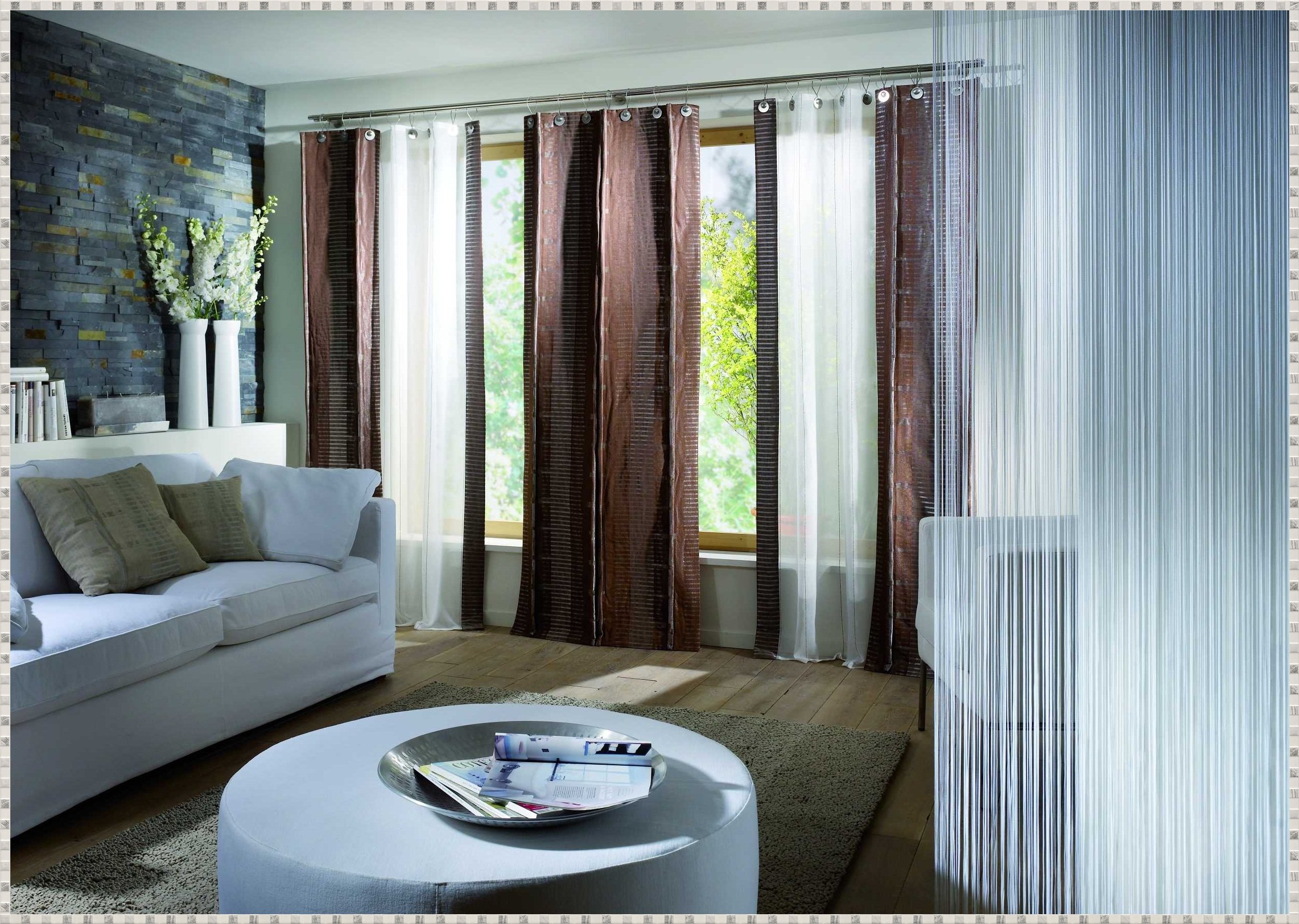 Оформление окна в гостиной: отделка с помощью штор, фото примеров дизайна