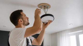 Как прикручивать к натяжному потолку: безопасные способы крепления