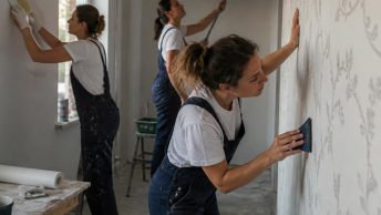 преимущество выбора женской бригады маляров в Москве для шпаклёвки, поклейки обоев и покраски