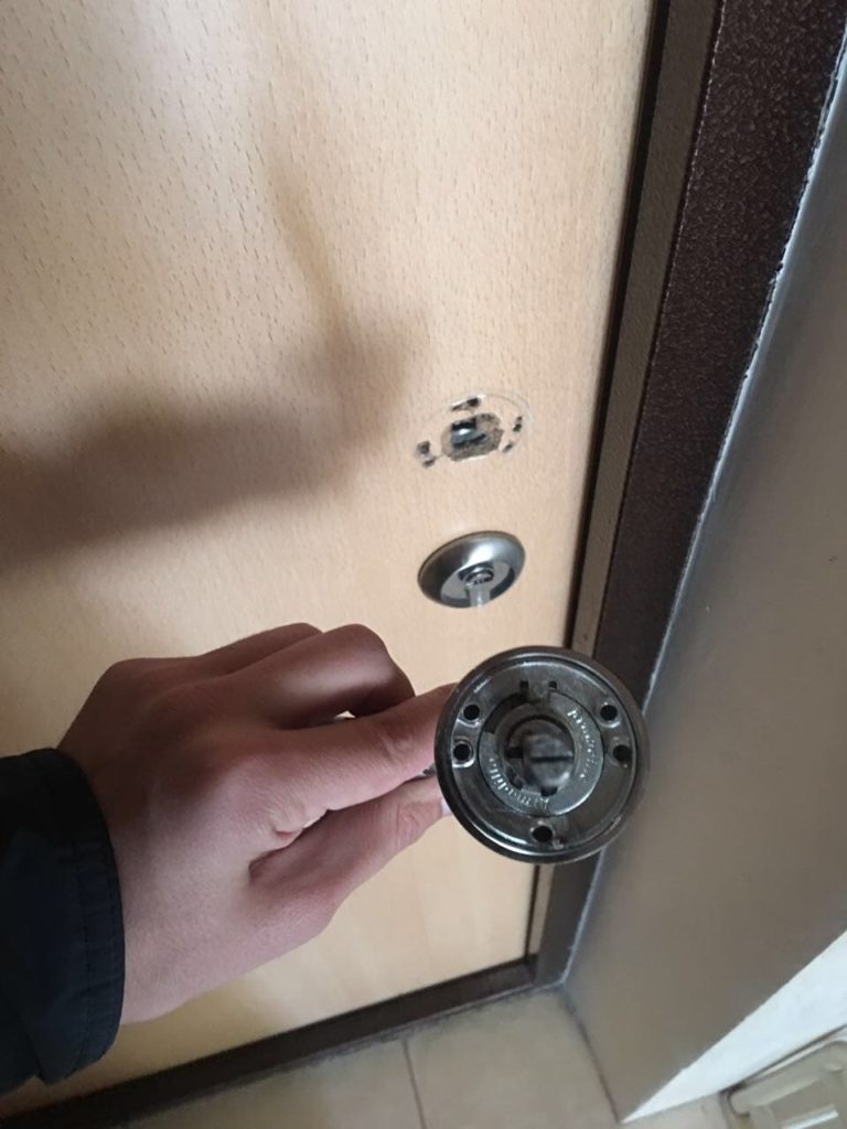Сломалась ручка на входной двери — как починить самостоятельно за 10 минут