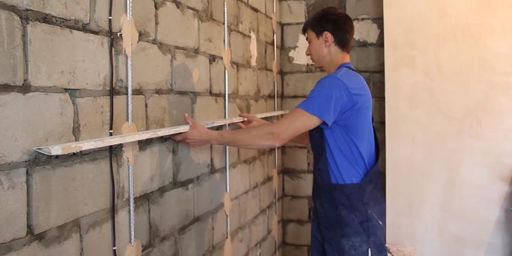 Как выровнять уже оштукатуренные стены с ямами до 7 мм ?