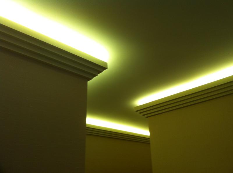 Как сделать плинтус для светодиодной ленты на потолок – варианты конструкций, правила монтажа своими руками