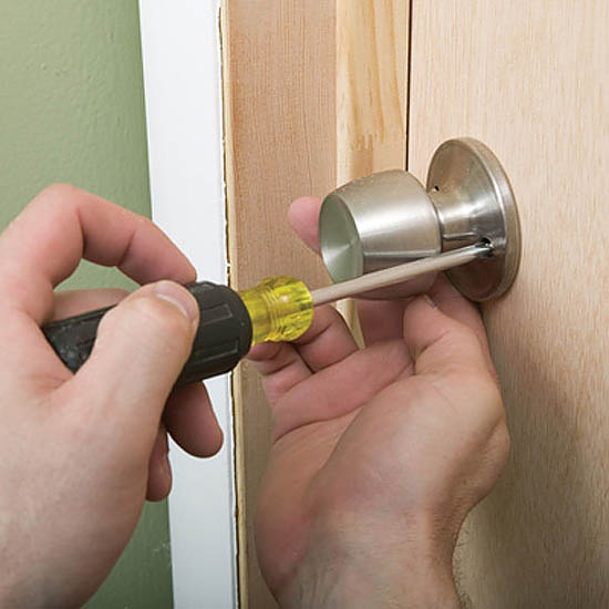 Как снять дверную ручку с межкомнатной двери