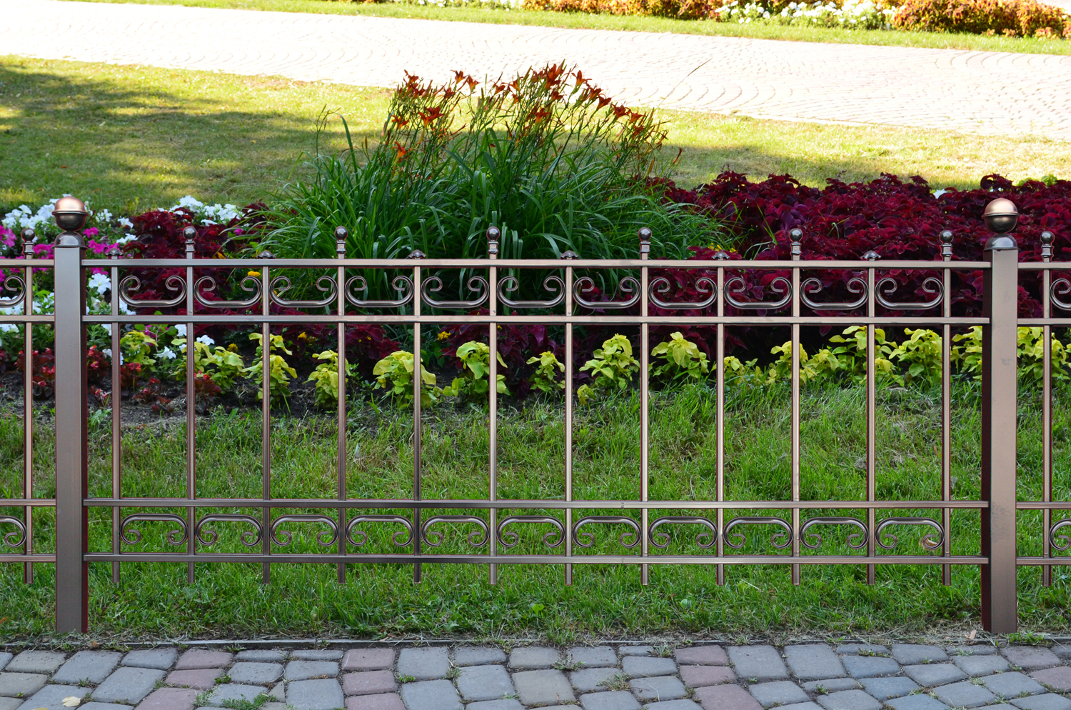 Кованые заборы — варианты красивых оформлений и конструкций металлических оград (95 фото)