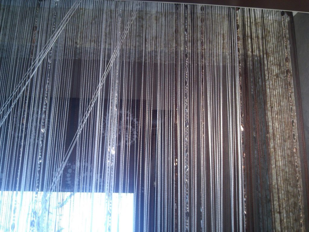 Нитяные шторы на кухне — 35 реальных фото в интерьере