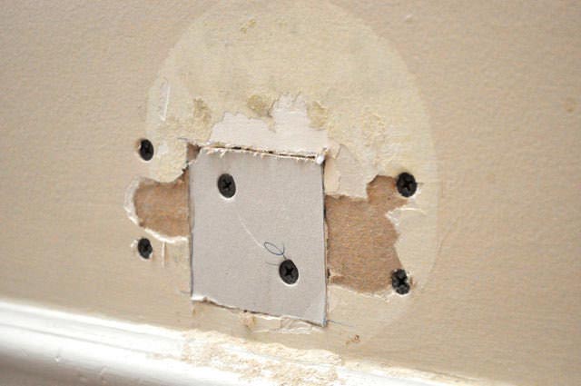 Как заделать дырку в гипсокартоне: на стене, в потолке. видео