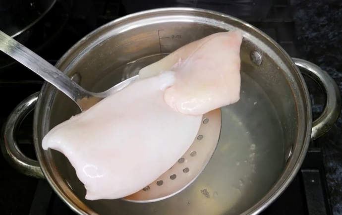 Как правильно и быстро почистить кальмары от пленки в домашних условиях: пошаговая инструкция (видео)