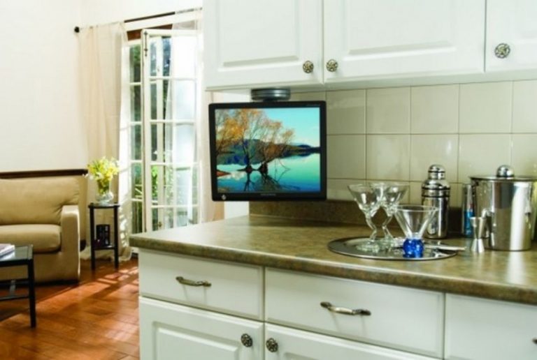 У 90% людей он есть – где повесить телевизор на кухне: обзор +видео