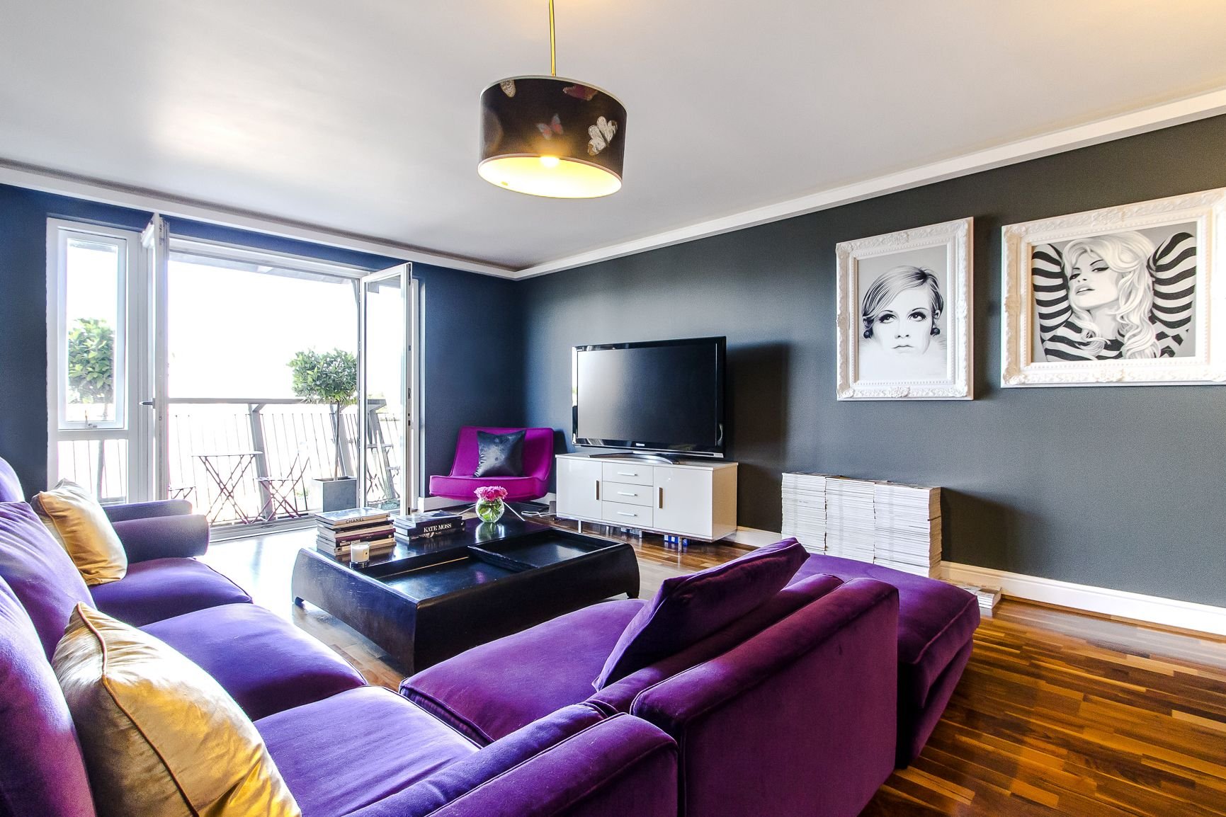 Фиолетовый диван в интерьере: гостиной, прихожей, кухни, спальни и детской комнаты