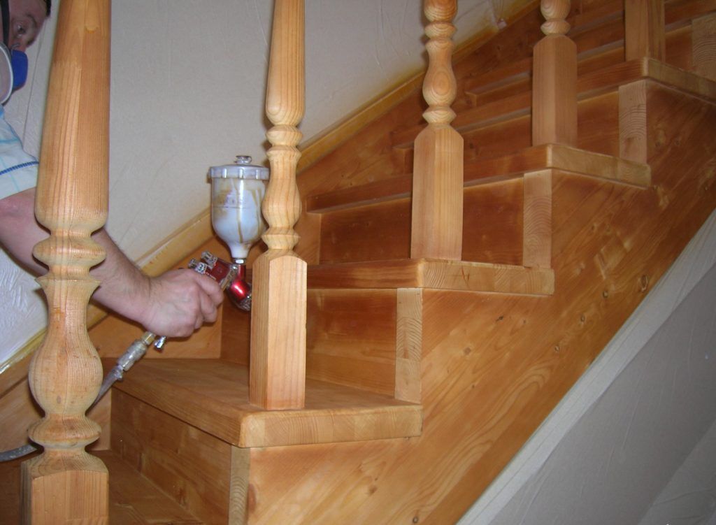Как покрасить деревянную лестницу своими руками