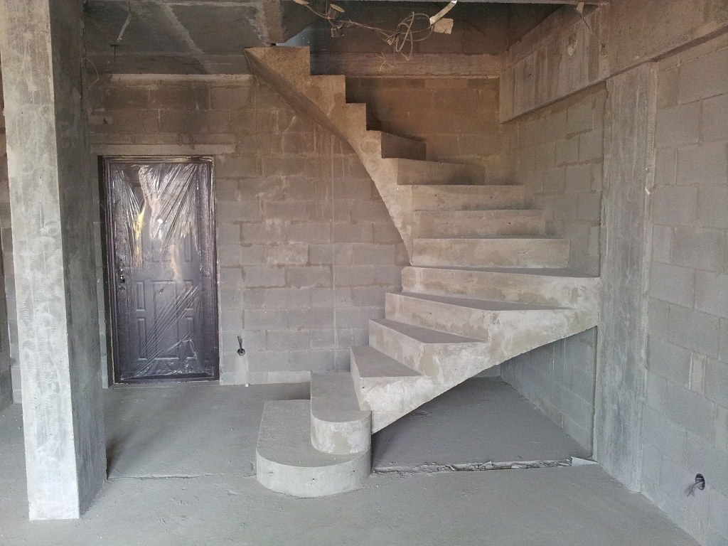 Бетонная лестница в частном доме