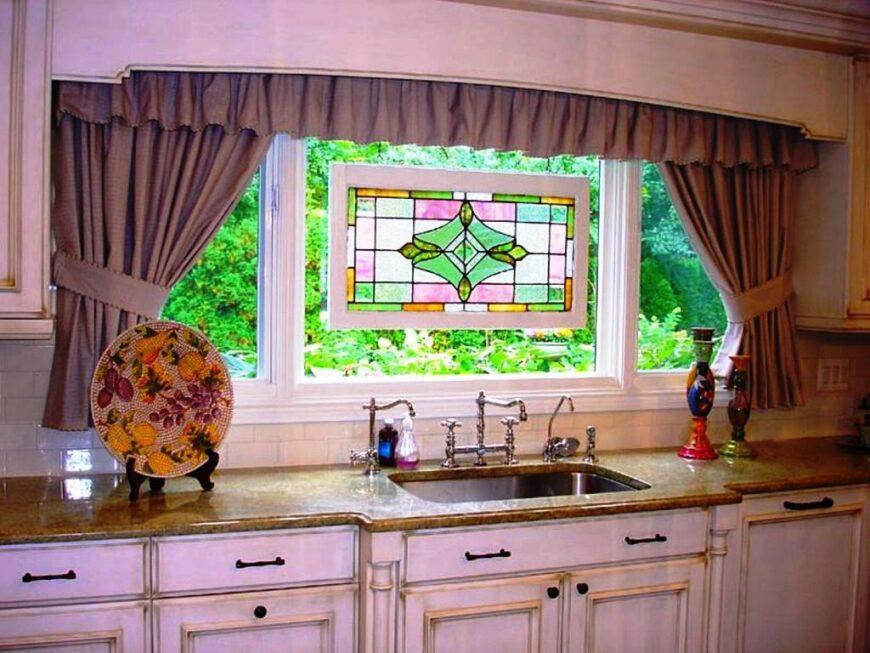 Оформление окна на кухне: 75 фото, стили, выбор штор, материалы