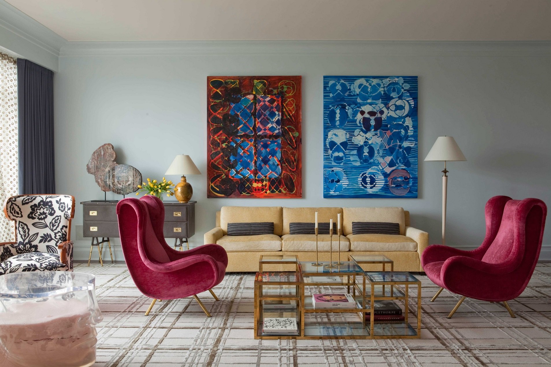 Оформление стены над диваном: лучшие дизайнерские идеи на 75 фото