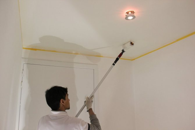 Как правильно и без разводов покрасить потолок водоэмульсионной краской