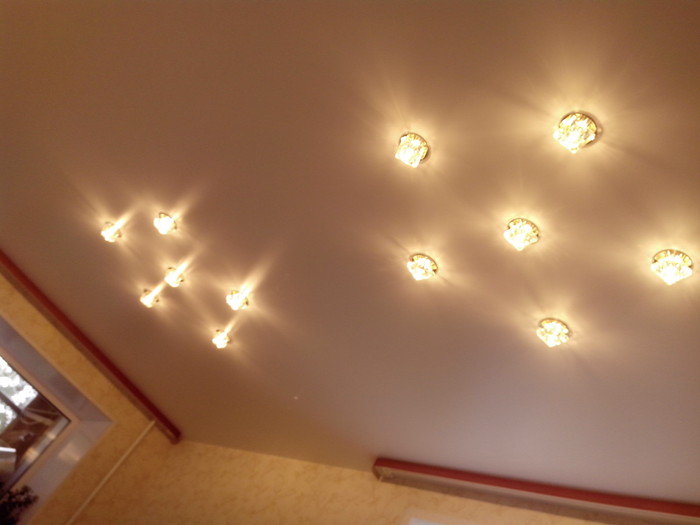 Как правильно расположить точечные светильники на натяжном потолке