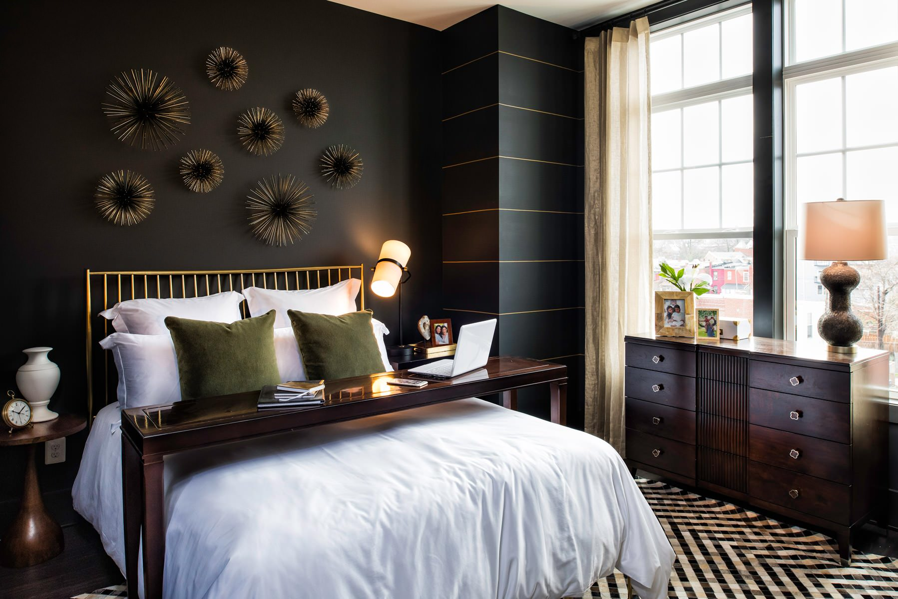 Темная спальня: топ-150 фото новинок дизайна. инструкция дизайнера, как идеально сочетать темный интерьер в спальне + 150 реальных фото