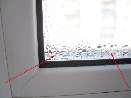 Что делать, когда запотевают окна на балконе: 4 причины и их устранение