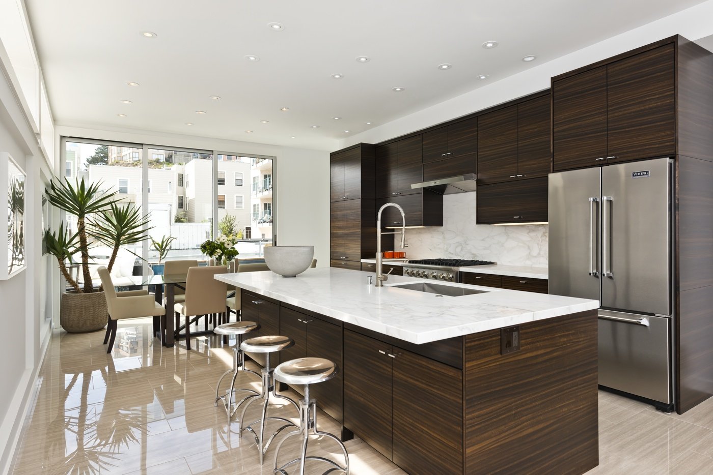 Большая кухня: дизайн угловой и квадратной кухни в частном доме, фото ремонта в квартире, как обустроить и выбрать обои