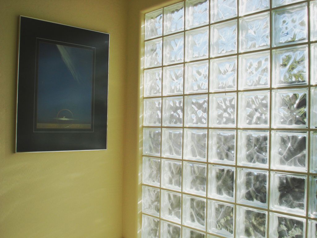 Стеклоблоки в интерьере для перегородок, ванных и душевых, кирпичи из стекла для стен - 23 фото