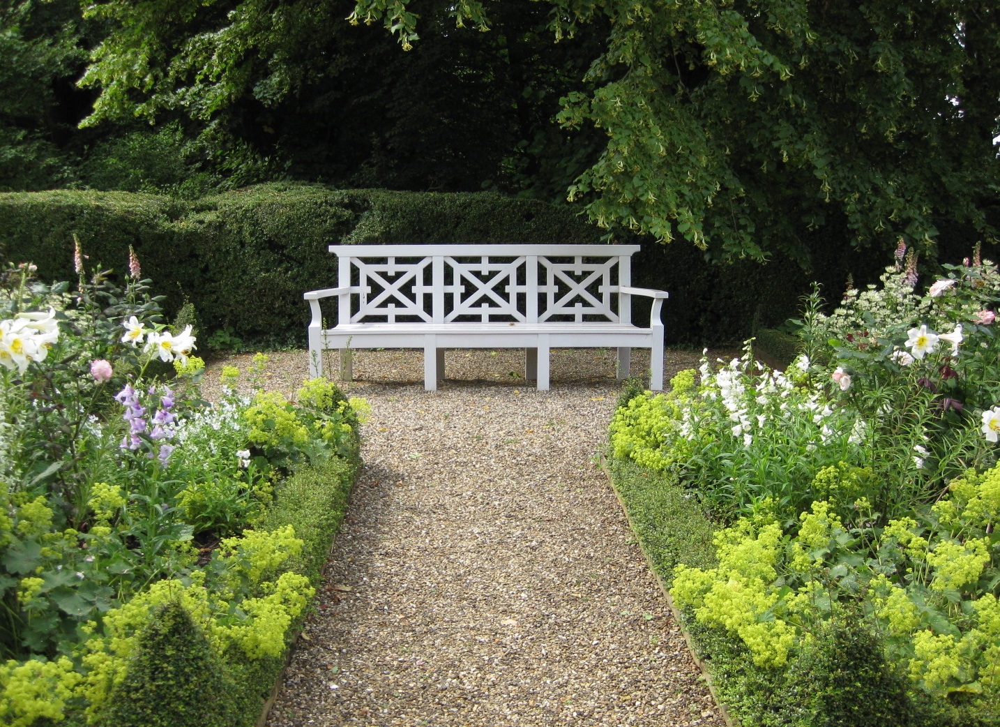 Скамейка как декоративный элемент сада – типы, параметры, виды, материалы