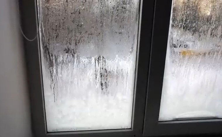 Почему окна на балконе потеют (видео)