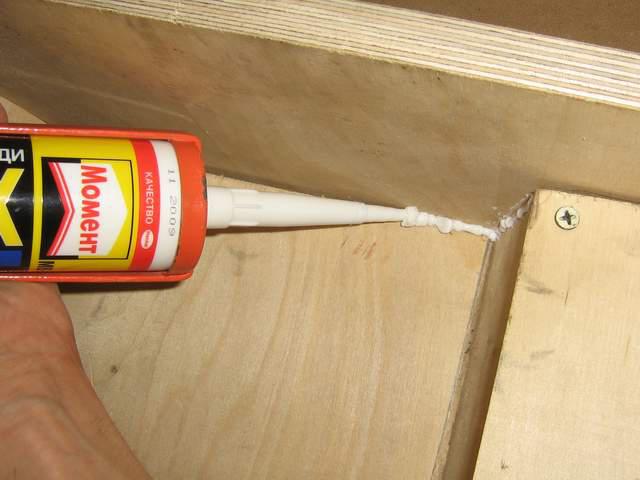 Чем приклеить фанеру к бетонному полу: клей для укладки на стяжку