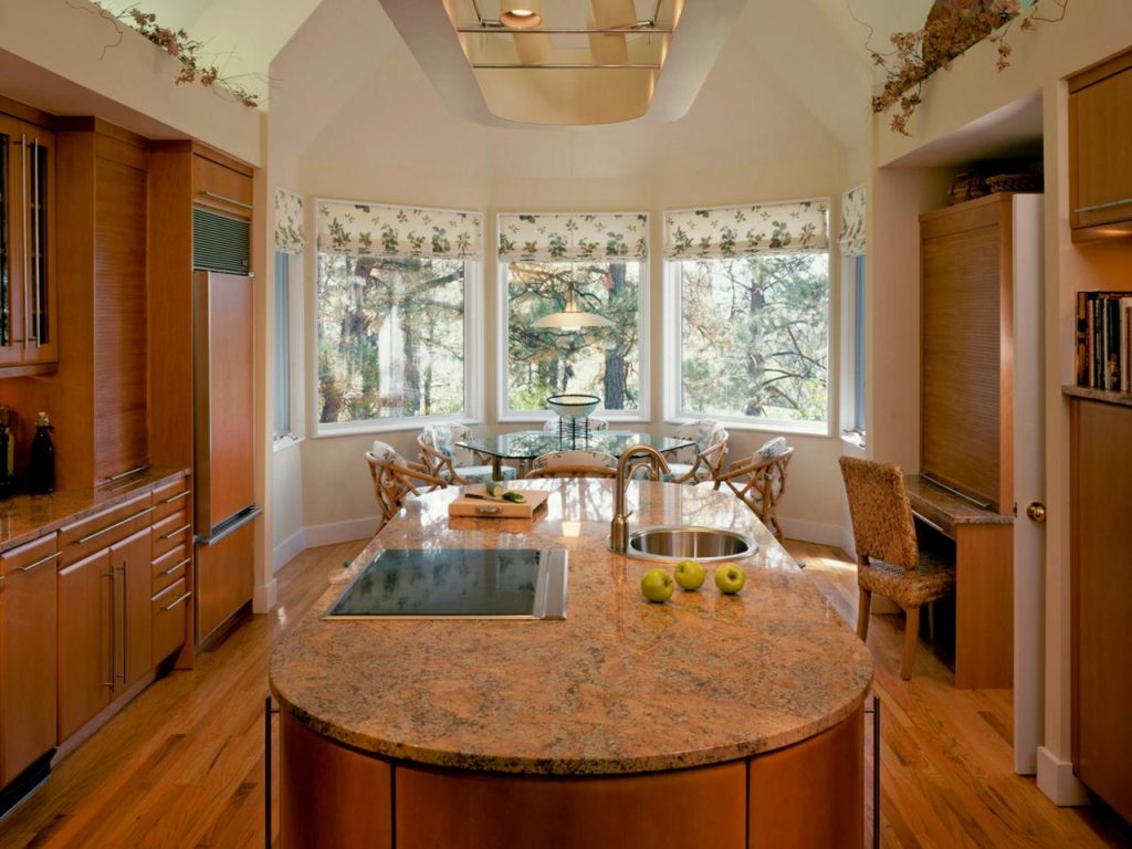 Большое окно на кухне частного дома дизайн фото