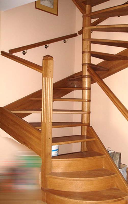 Обзор деревянных лестниц на второй этаж эконом-класса