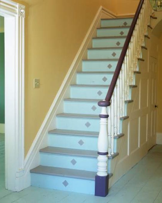 Чем покрасить лестницу деревянную: виды красок, советы, рекомендации