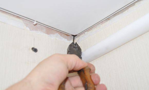 Демонтаж натяжного потолка своими руками: как правильно убрать конструкцию, как снять, демонтировать разные виды крепления натяжного полотна