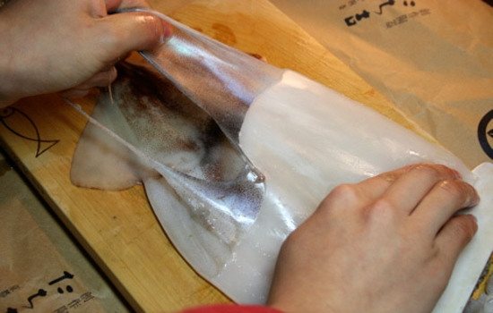 Как чистить кальмары замороженные от пленки быстро видео