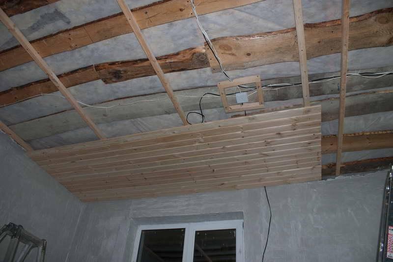 Чем обшить потолок в деревянном доме внутри: идеи ремонта, инструкция, видео и фото