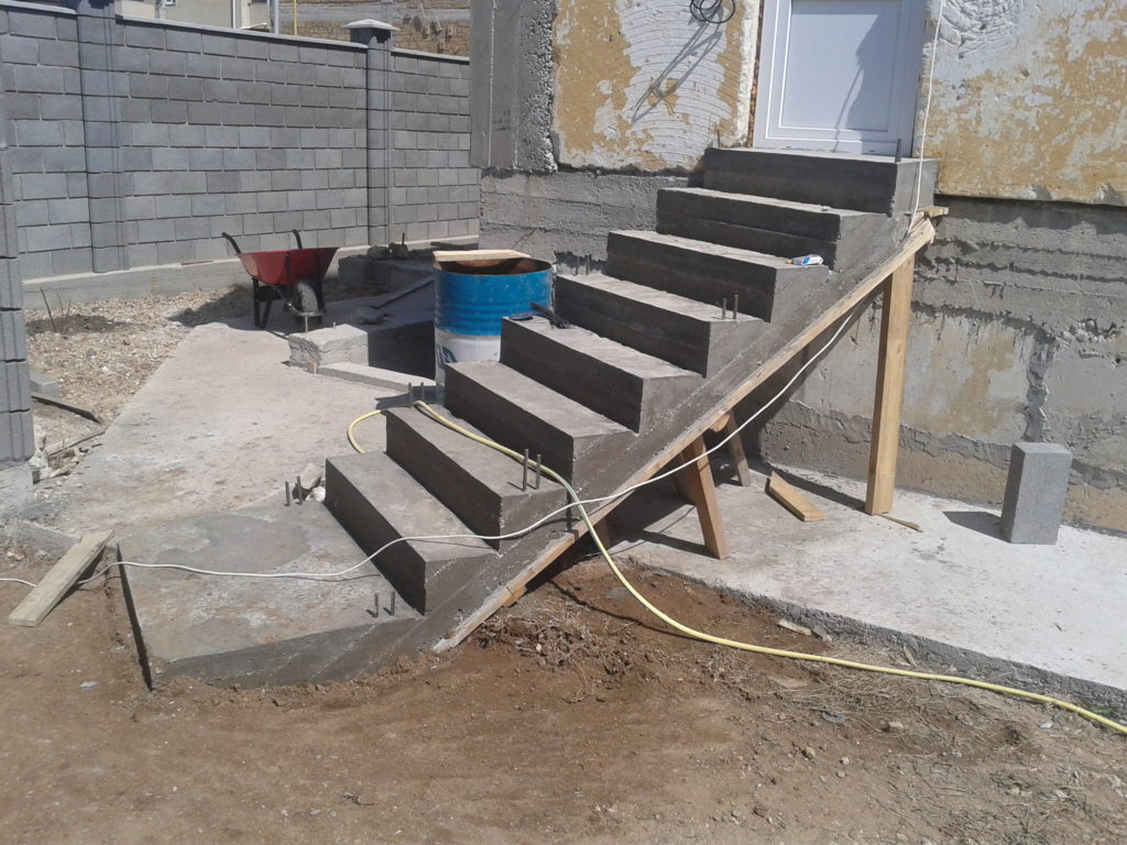 Заливка лестницы из бетона в частном доме своими руками: пошаговая инструкция + фото