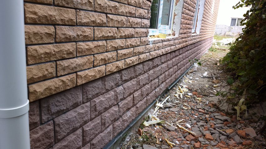 Цокольная плитка для фасада: особенности укладки декоративного цоколя на фундамент дома