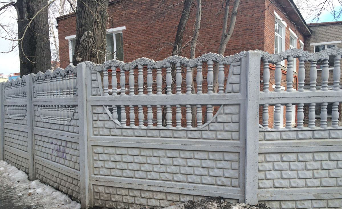 Секционный бетонный забор: достоинства, недостатки и основные рекомендации по установке