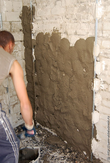 Как правильно заштукатурить стену гипсовой штукатуркой: особенности процедуры