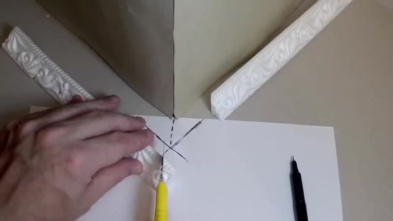 Как и чем нужно крепить пенопластовые плинтуса на потолок