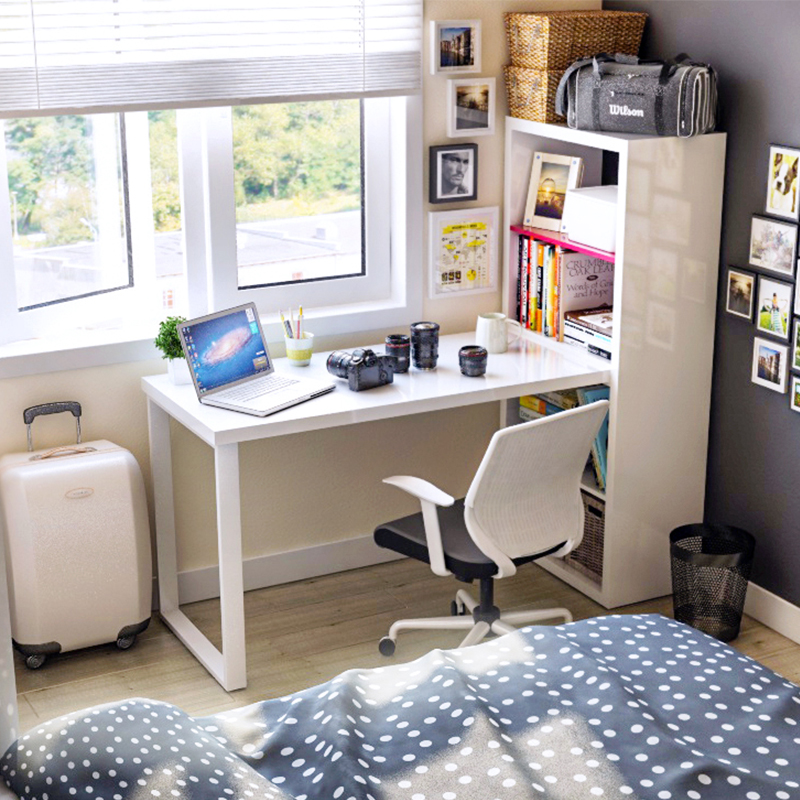 Рабочая зона у окна в детской комнате: письменный стол для двоих школьников | дизайн и фото