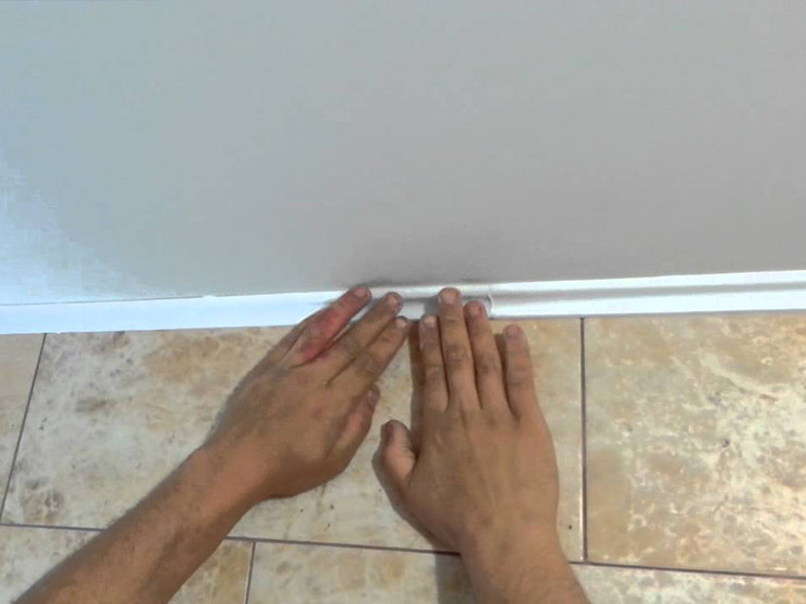 Как приклеить потолочный плинтус к натяжному потолку: монтаж багетов своими руками