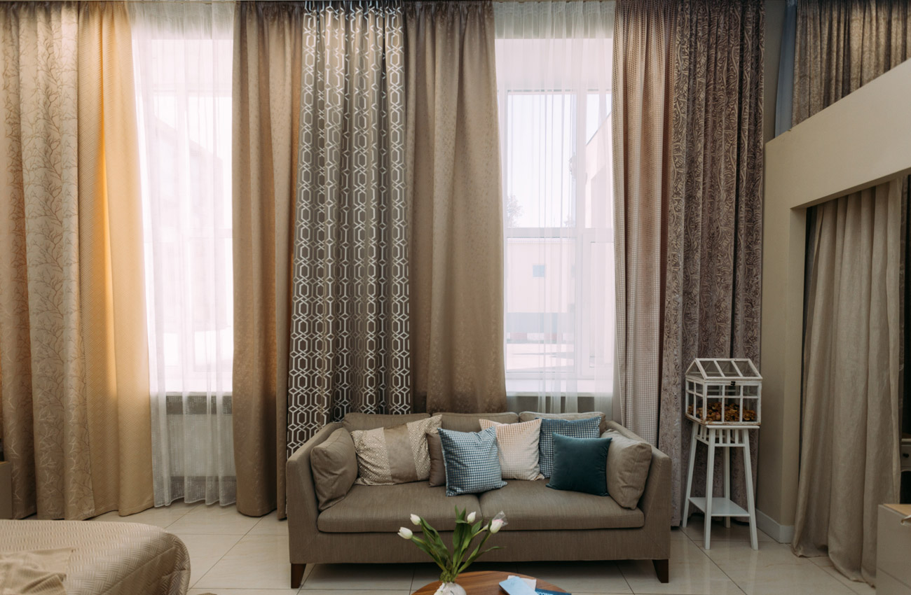 Гостиная с двумя окнами — стильный и уютный дизайн в гостиной (85 фото)